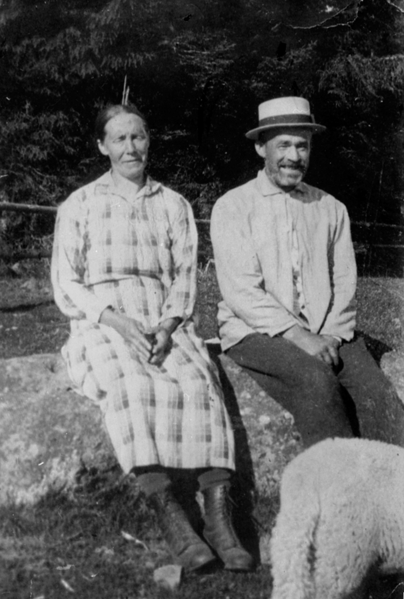Anno Domkirkeodden, Julie og Olaf Prøysen, foreldrene til Alf Prøysen foran grinda i Prøysenstua, Rudshøgda, Ringsaker.