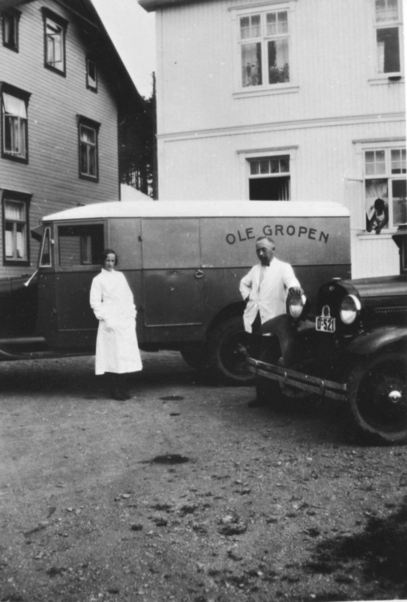 Anno Domkirkeodden, Ole Gropen med frue. 2 fiskebiler i bakgården til fiskehandler Ole Gropen, Heimdal nedre, Gamlegata 12, Brumunddal. Fra venstre er Ford AA 1928-29 modell bygd på lastebilunderstell. Ford A 1928-31 modell bygd på personbilunderstell, D-521.
