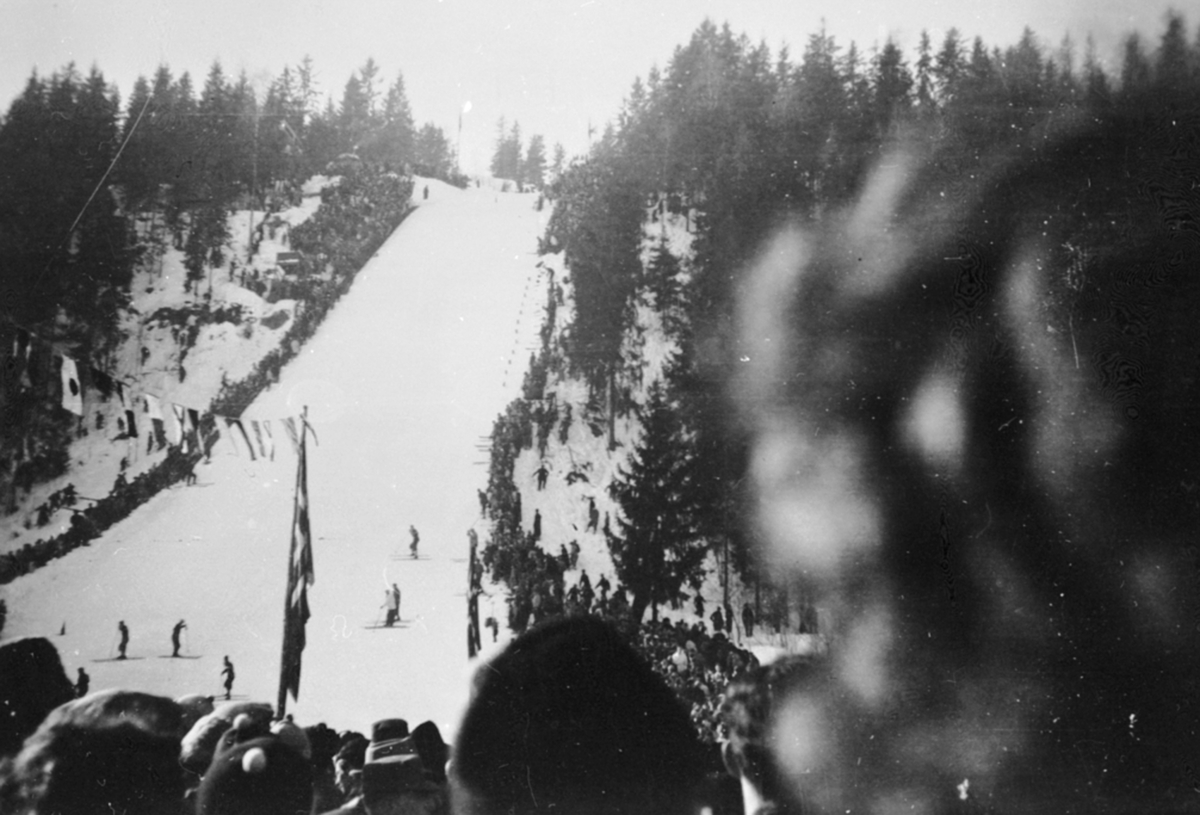 Anno Domkirkeodden, Mye folk i Frambakken, Brumunddal. Idrettslaget Fram sin hoppbakke. Hovedlandsrennet i 1928. Det var hovedlandsrenn i 1924, 1928, 1930.