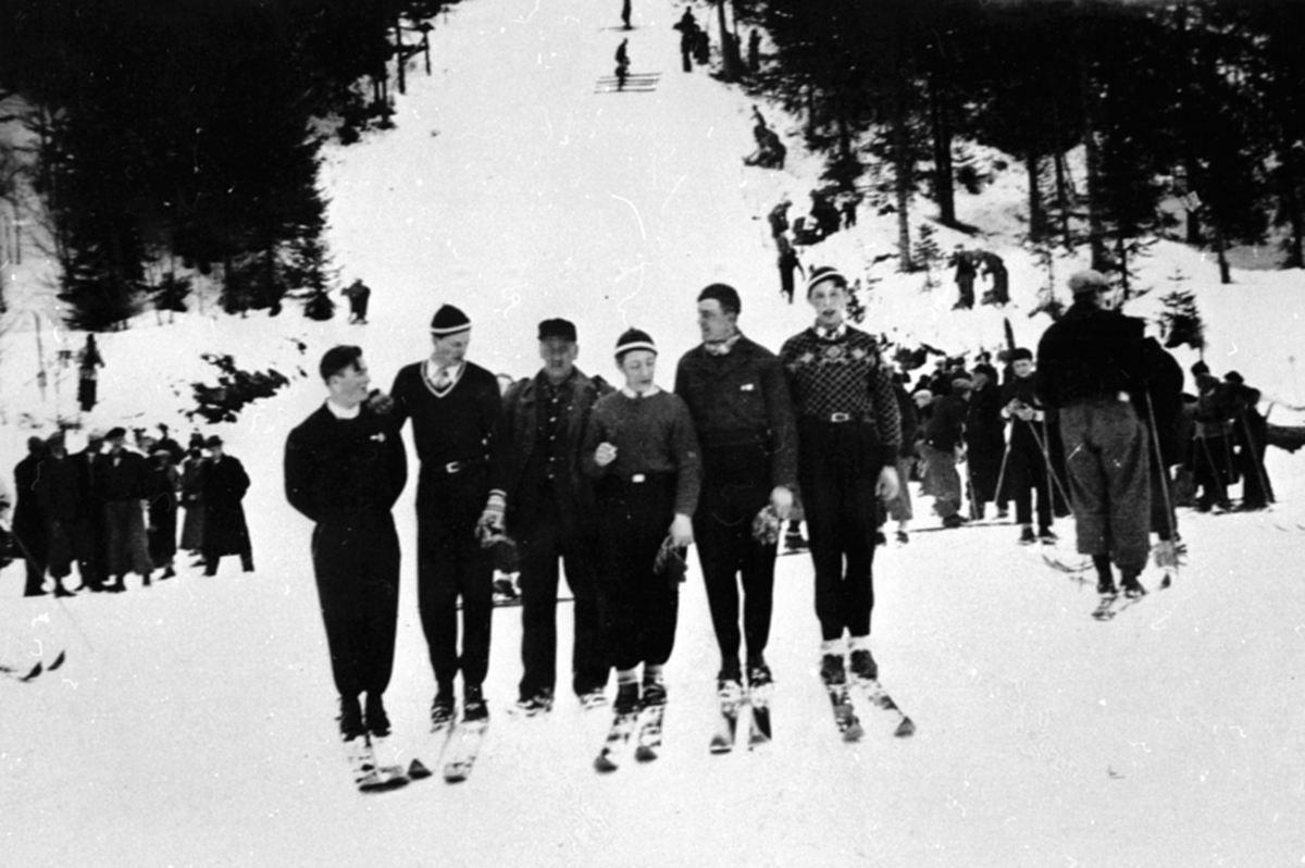 Anno Domkirkeodden, Gruppe skihoppere i Frambakken, Brumunddal. Fra venstre er Otto Olsen, Henry Amdahl, Emil Kristiansen, Carl Haave, Arvid Amdahl, Sverre Rustadbakken.