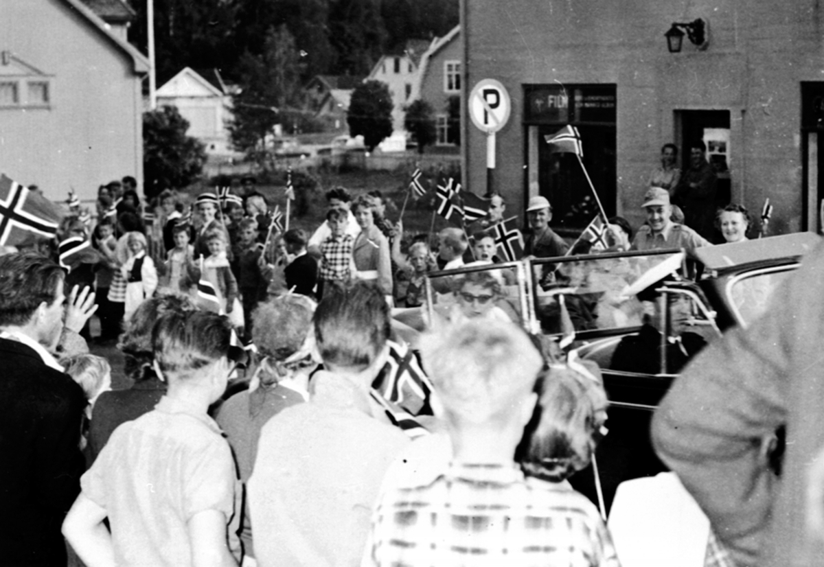 Anno Domkirkeodden, H. M. Kong Olav V og prinsess Astrid, signingsferd i bil, Buick roadmaster 1939, Furnesvegen, Brumunddal.