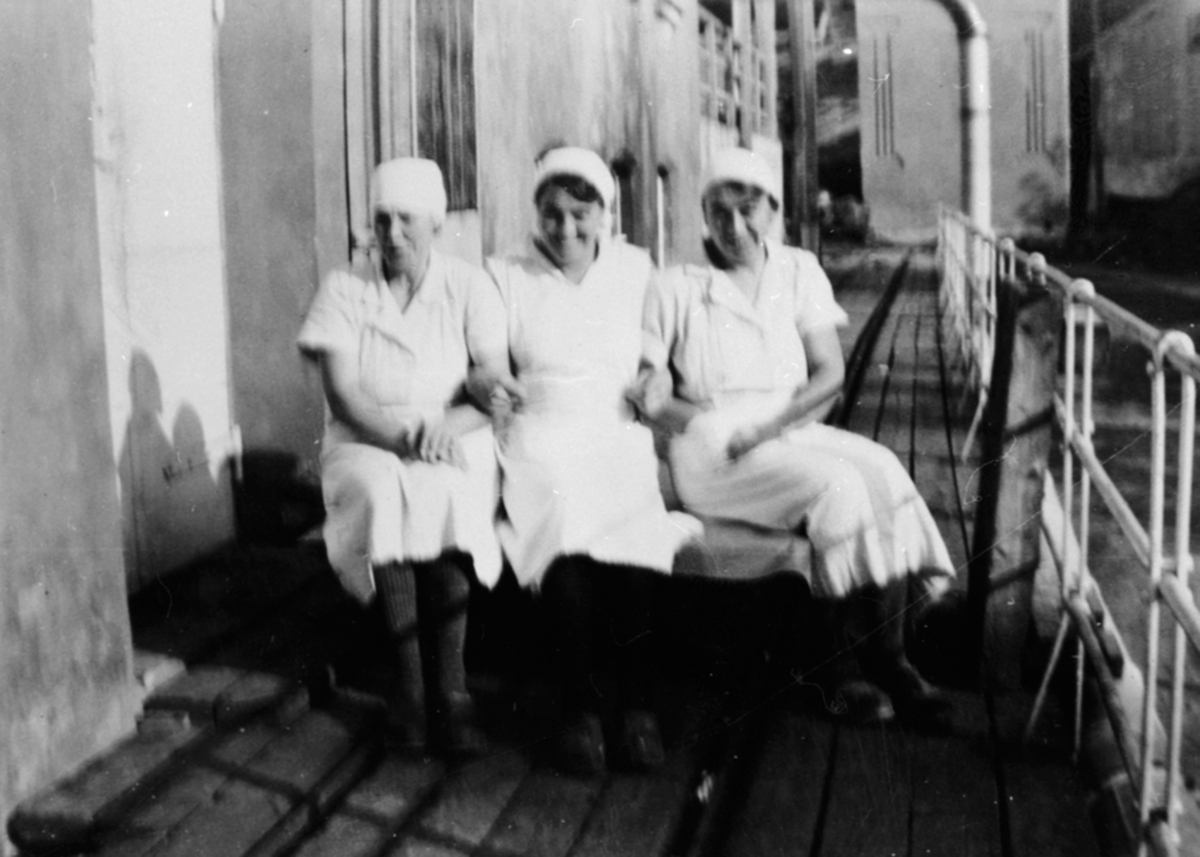 Anno Domkirkeodden, 3 kvinnelige arbeidere på Helmer Husebyes meieri, Brumunddal. Fra venstre er Anna Holter, Marie Pram, Margit Isaksen.