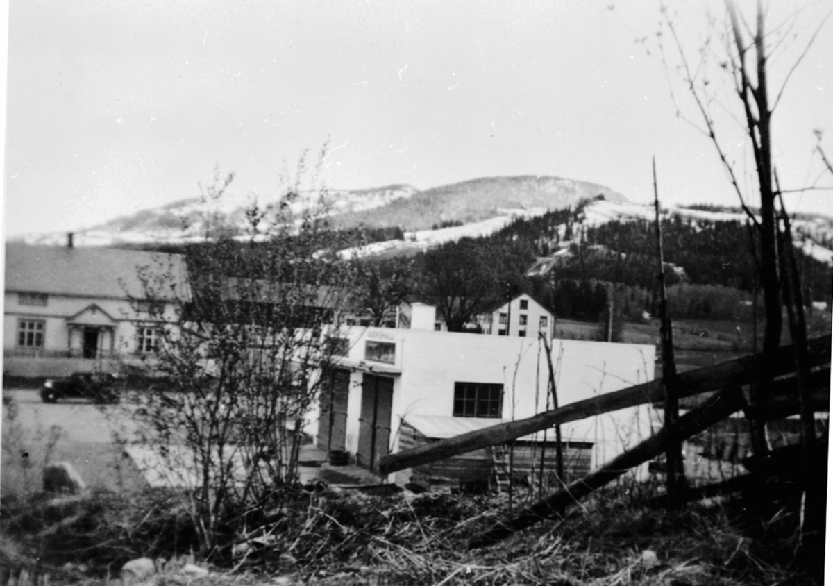 Anno Domkirkeodden, Oversikt, Martin Bakkens bensinstasjon, Finsdal, telefonsentralen til venstre, Buttekvern gård i bakgrunnen, Brumunddal.
