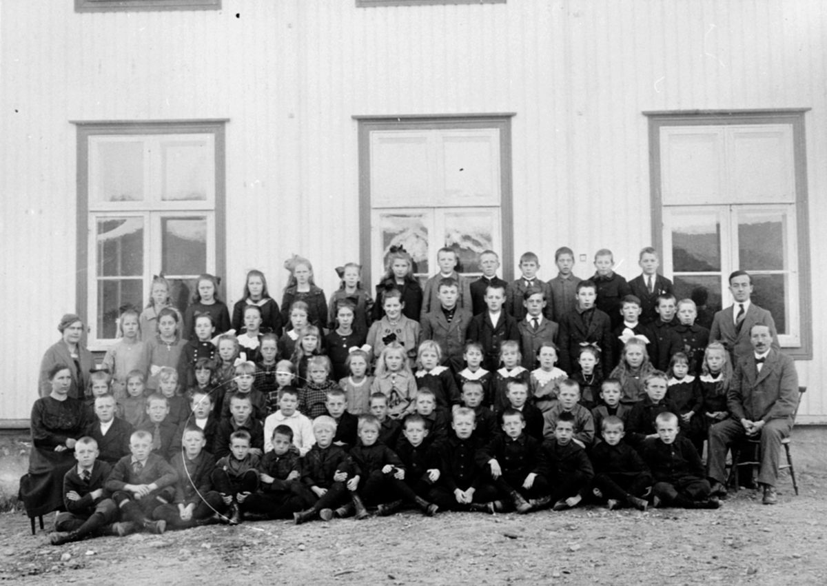 Anno Domkirkeodden, Elever og lærere ved Mørkved skole, Brumunddal. To fjerdeklasser. Den gamle skolebygningen er revet.