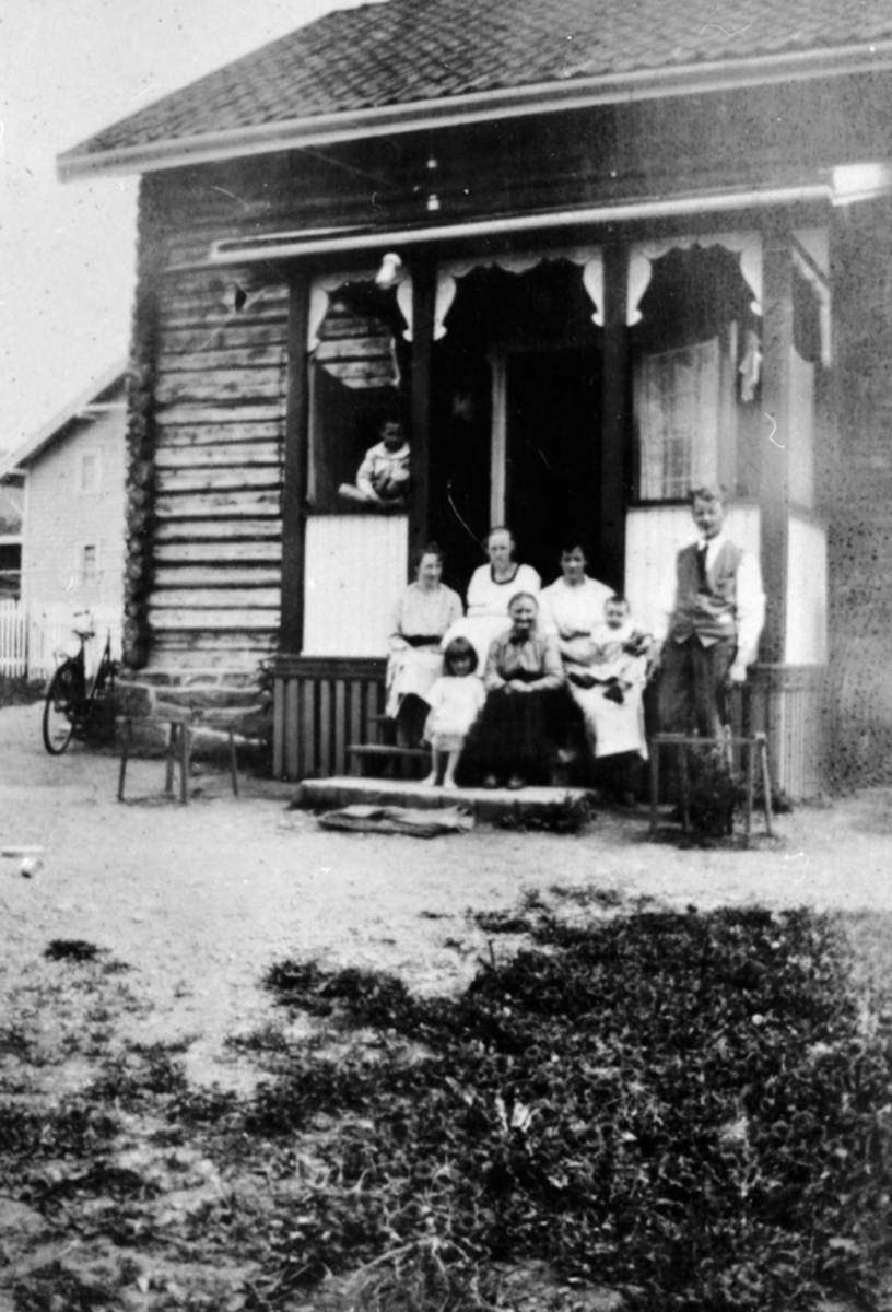 Anno Domkirkeodden, Familie, veranda, Elvestad, Brumunddal. Eier kjenner navnene.