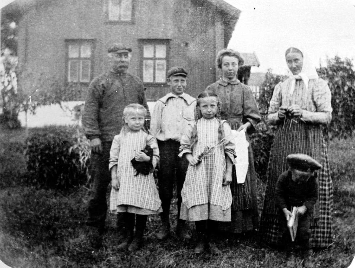 Anno Domkirkeodden, Familien Larsen, Nybakken øvre, Kongsvegen 11. Fra venstre er Lina, Agnes, Olai. Bak er Ole, Martinus, Martha, Oline.