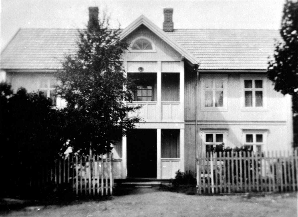 Anno Domkirkeodden, Eksteriør, Nybakken øvre, Kongsvegen, Brumunddal.
