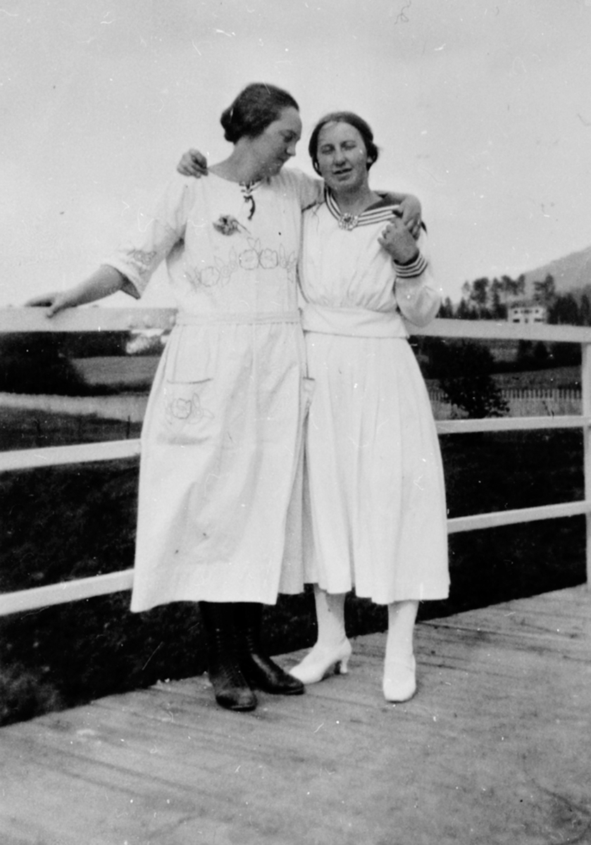 Anno Domkirkeodden, Pikene på broen. 2 unge jenter fra Nerkvern, Brumunddal. Lina Larsen til høyre.