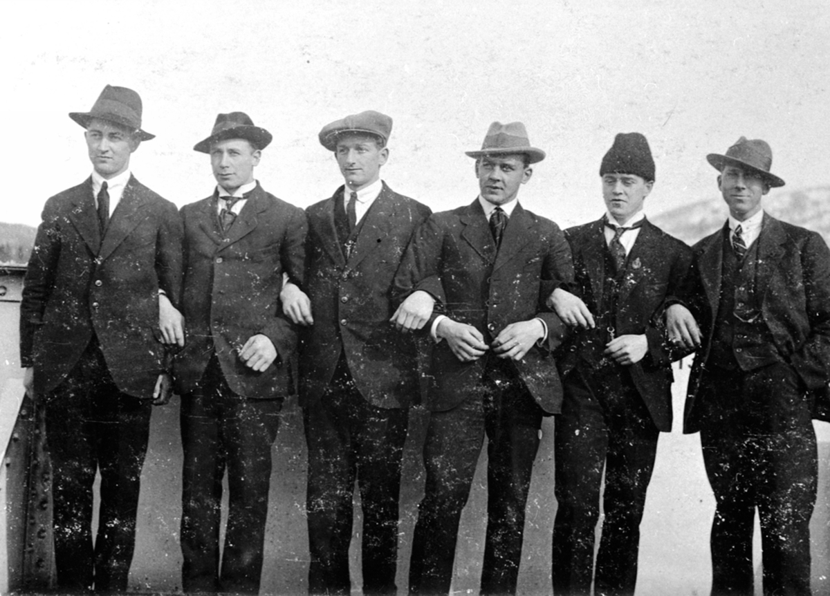 Anno Domkirkeodden, 6 unge menn oppstillt. Fra venstre er Martinus Olsen, Marthinus Larsen, Harald Hansen, Wilberg, Birger Bækkevold, Hans Holter, Brumunddal.