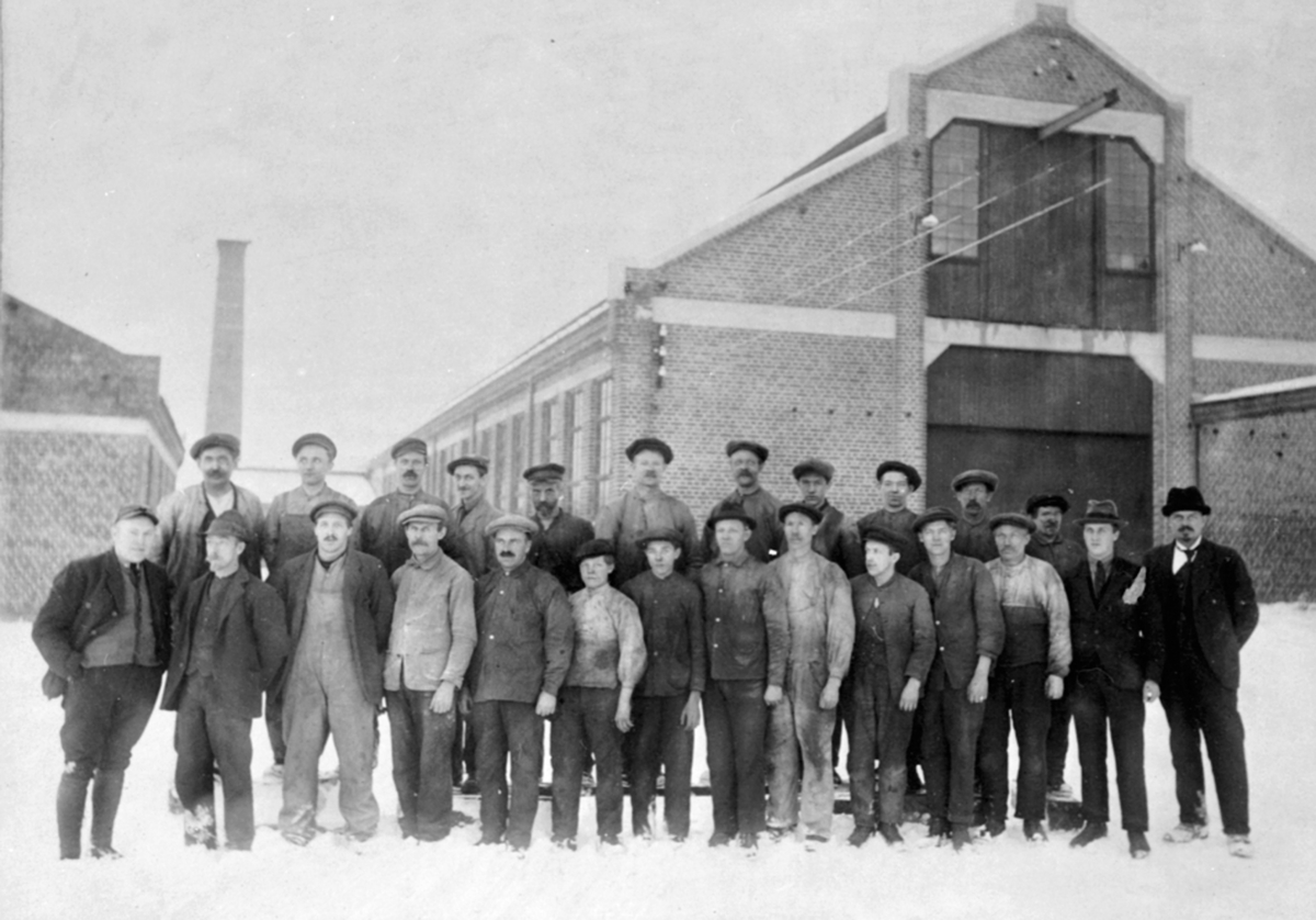 Anno Domkirkeodden, Stor gruppe arbeidere, Globus Maskinfabrikk, Brumunddal.