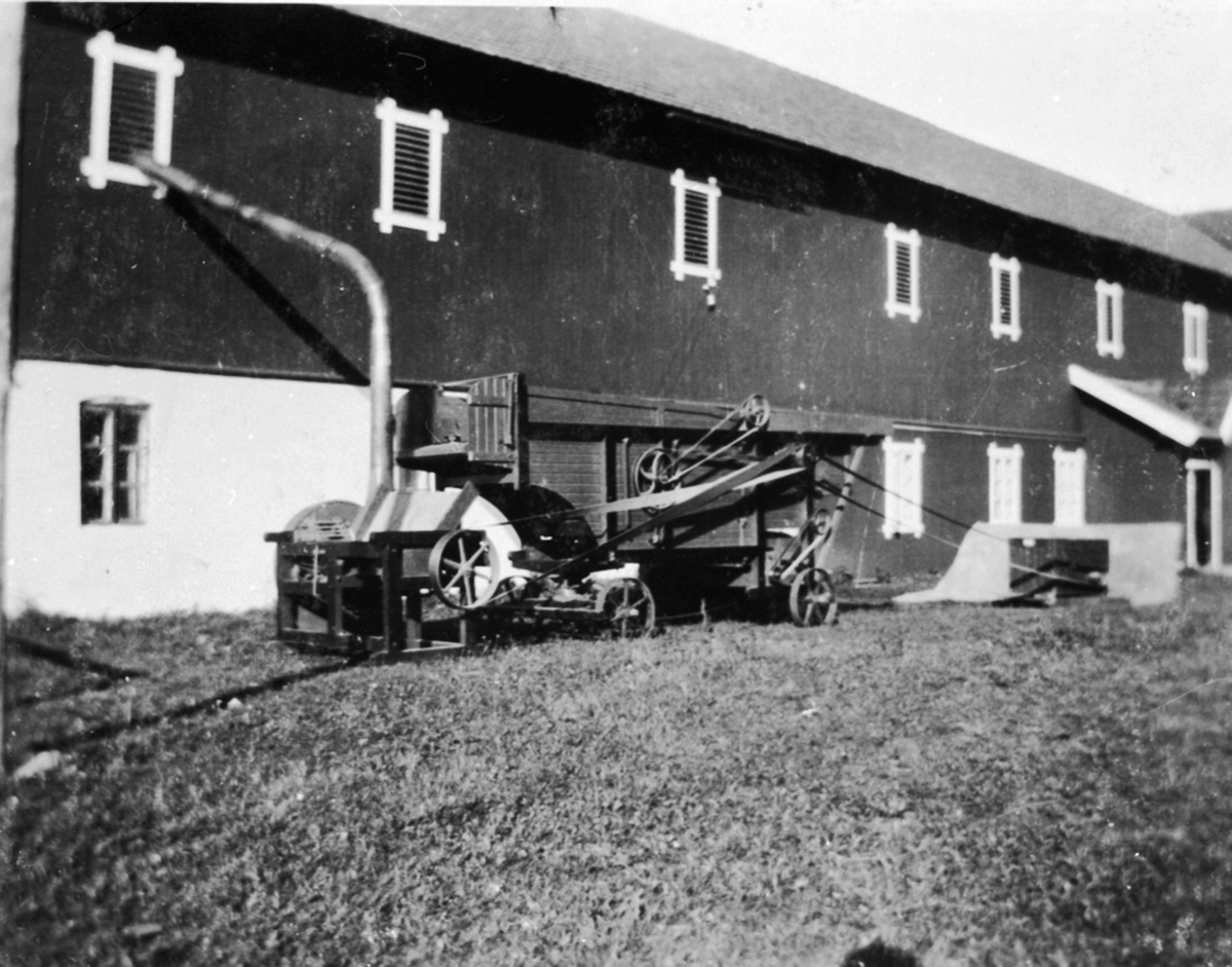 Anno Domkirkeodden, Globus treskeverk med elektrisk motor og drivreim. Innblåsingsrør til låven. Buttekvern gård, Brumunddal.