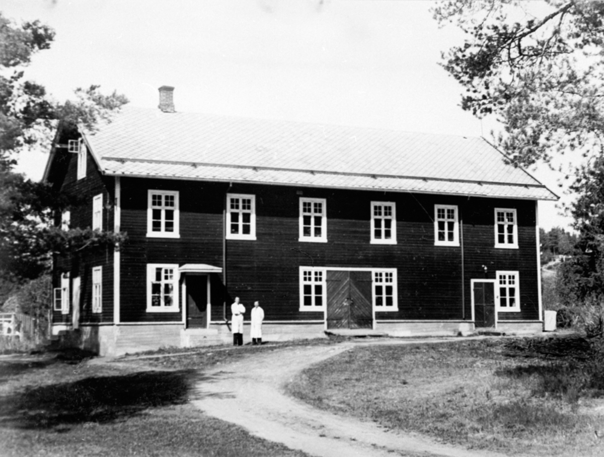 Anno Domkirkeodden, Eksteriør, Brumunddal konfeksjonsfabrikk, A/S Ajak fabrikker, fra venstre er Arne Brustad, Arthur S. Andersen.