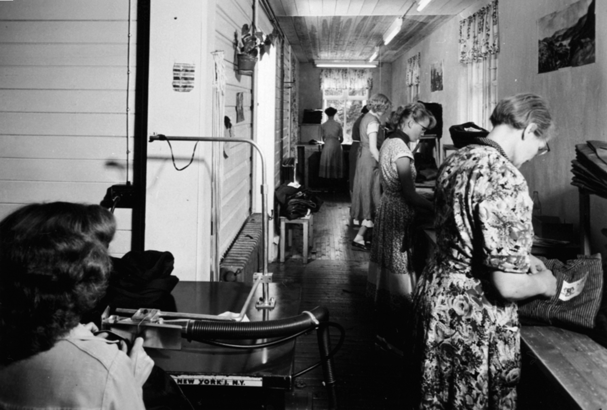 Anno Domkirkeodden, Interiør, Brumunddal konfeksjonsfabrikk, A/S Ajak fabrikker, kontroll og pakkeavdelingen. Fra venstre er Aslaug Rønningen, Reidun Pettersen, Borgny Afseth, Liv Theodorsen, Anne Marie Nybakken, Torunn Benjaminsen.