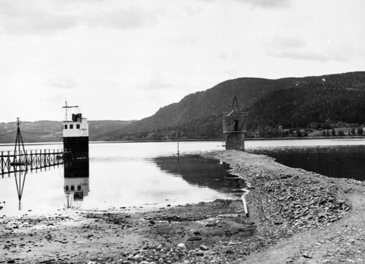 Anno Domkirkeodden, Vanninntak fra Mjøsa. Berger Langmoens til venstre, Hedmark Tørrmelk sin til høyre, Brumunddal.