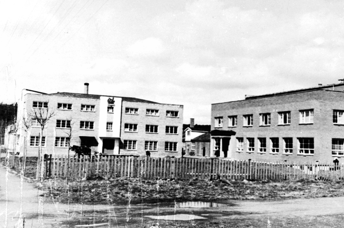 Anno Domkirkeodden, Eksteriør. A/S Oplandske konservesfabrikk, Stabburet, Nora, Brumunddal. Kontorer til høyre. Opparbeiding av parkanlegg.
