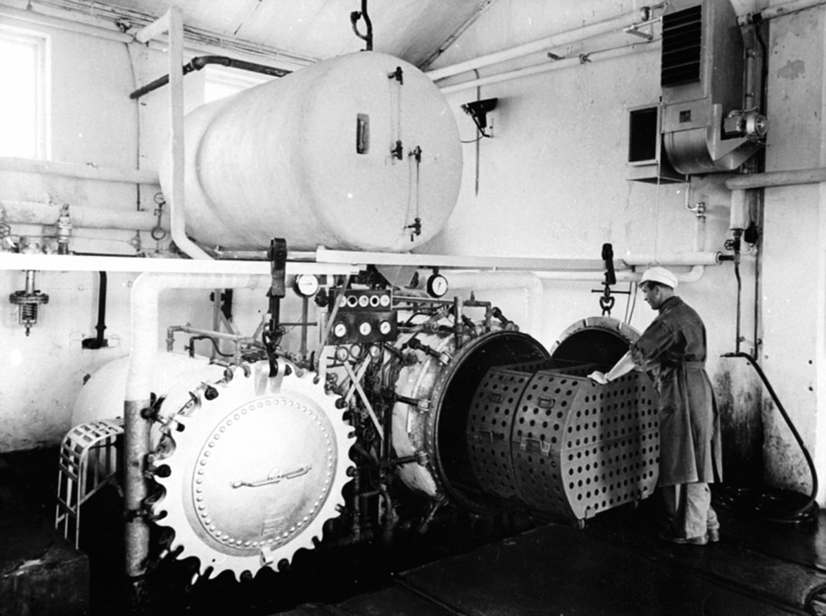 Anno Domkirkeodden, Interiør fra A/S Oplandske Konservesfabrikk, Stabburet, Nora. Brumunddal. Autoklaver for hermetisering, sterilisering. Karl Pedersen ved autoklaven.