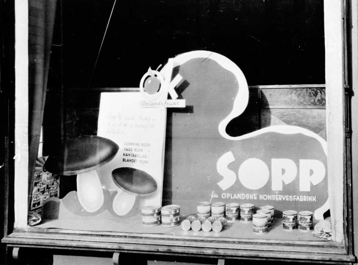 Anno Domkirkeodden, Utstillingsvindu for sopp. A/S Oplandske Konservesfabrikk, Stabburet, Nora, Brumunddal. Honningsopp, fåresopp, kanatreller, bladgrønn spinat, suppekraft.