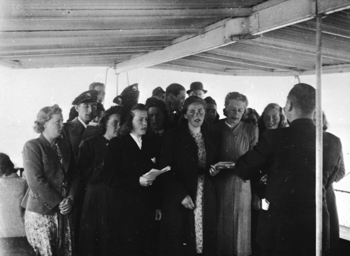 Anno Domkirkeodden, Arbeidere ved A/S Oplandske Konservesfabrikk på båttur med D.S. Hamar. Ansatte damer som sangkor. Stabburet, Nora, Brumunddal.