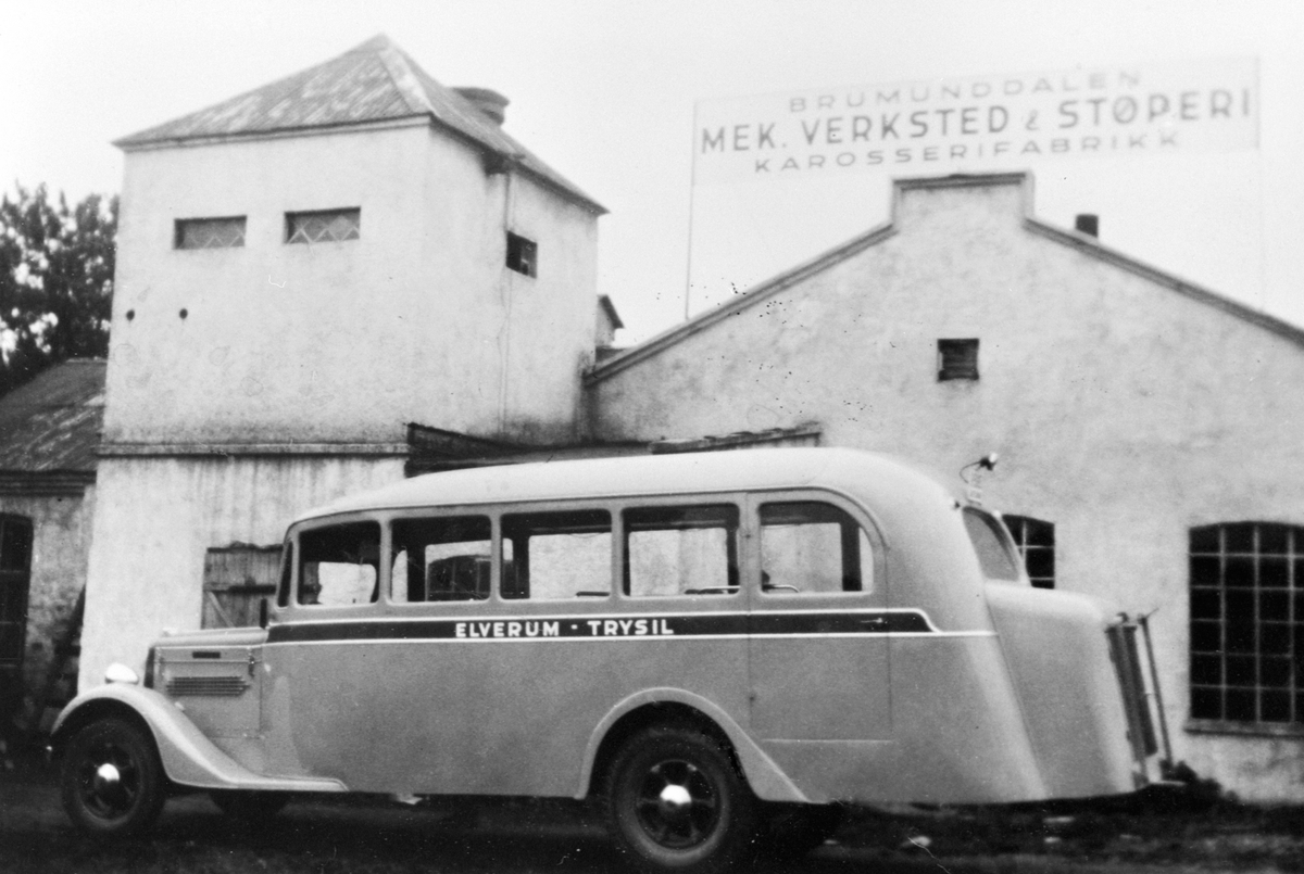 Anno Domkirkeodden, Elverum-Trysilbussen, en Diamond T 1935 bygd ved Hymas A/S, Brumunddal Mekaniske Verksted.