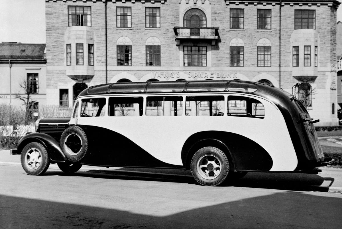 Anno Domkirkeodden, Buss bygget over Dodge chassis ved Hymas A/S, Brumunddal Mekaniske Verksted og Støperi. Rutevogn D-5192, årsmodell 1937-38, fotografert på jernbaneplassen, Hamar. Denne bussen ble kjøpt av rutebileier Embret Mellesmo, Alvdal, og satt i rutetrafikk Alvdal-Folldal-Hjerkinn. Bussen er lakkert i gult o…