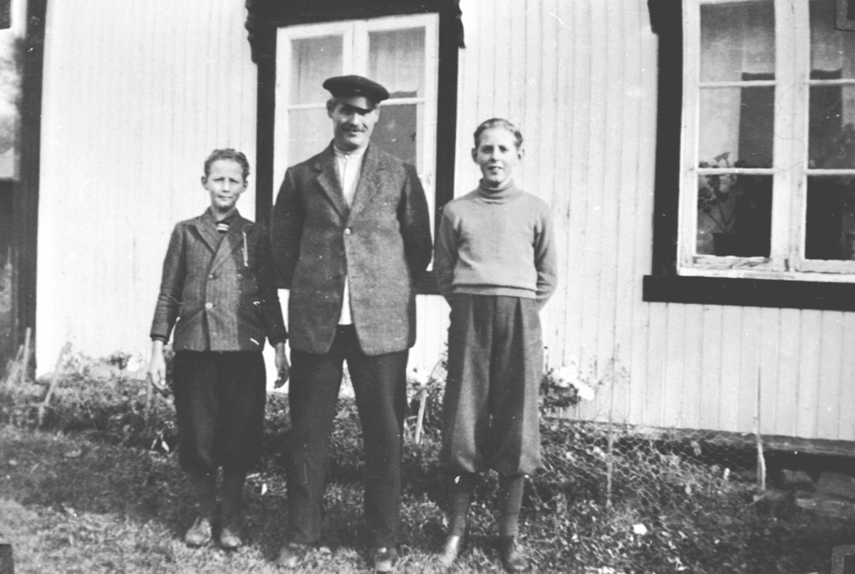 Anno Domkirkeodden, Rørlegger Asbjørn Nordsveen, skomaker Lars Nordsveen (far), Hans Nordsveen, Petersheim, Veldre, Ringsaker.