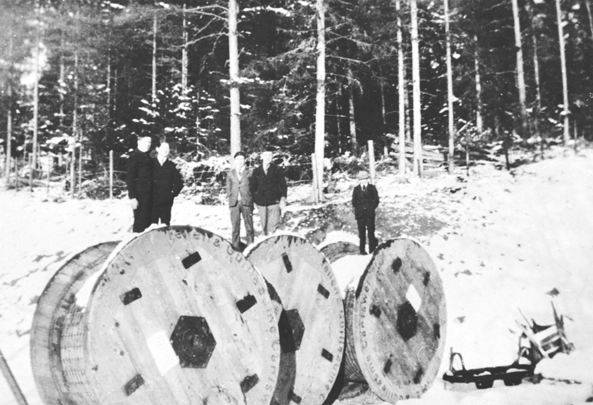 Anno Domkirkeodden, Gruppe gutter på Framnesbrua under bygging. Tore Larsen, Olaf Mathisen, Johs. Hovelstuen, Ivar Andersen, Ivar Stensveen. Store tromler som inneholdt kabler til brua.