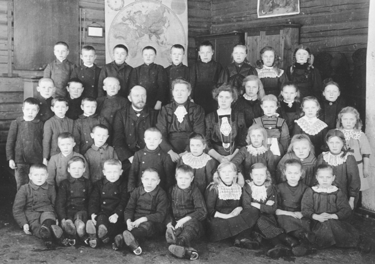 Anno Domkirkeodden, Elever og lærere ved Mauset skole, Brumunddal.