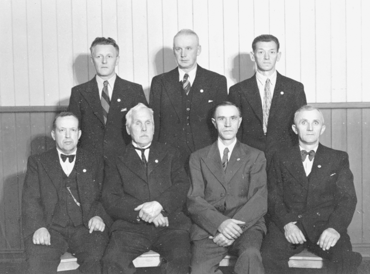 Anno Domkirkeodden, Medlemmer av Brumunddal Jern og Metall. Fra venstre er Nils Strand, Chr. Berg, Oskar Olsen, Hans Bakken. Bak fra venstre er Ludvig Lassesen, Johan Opsahl, Olaf Solberg.