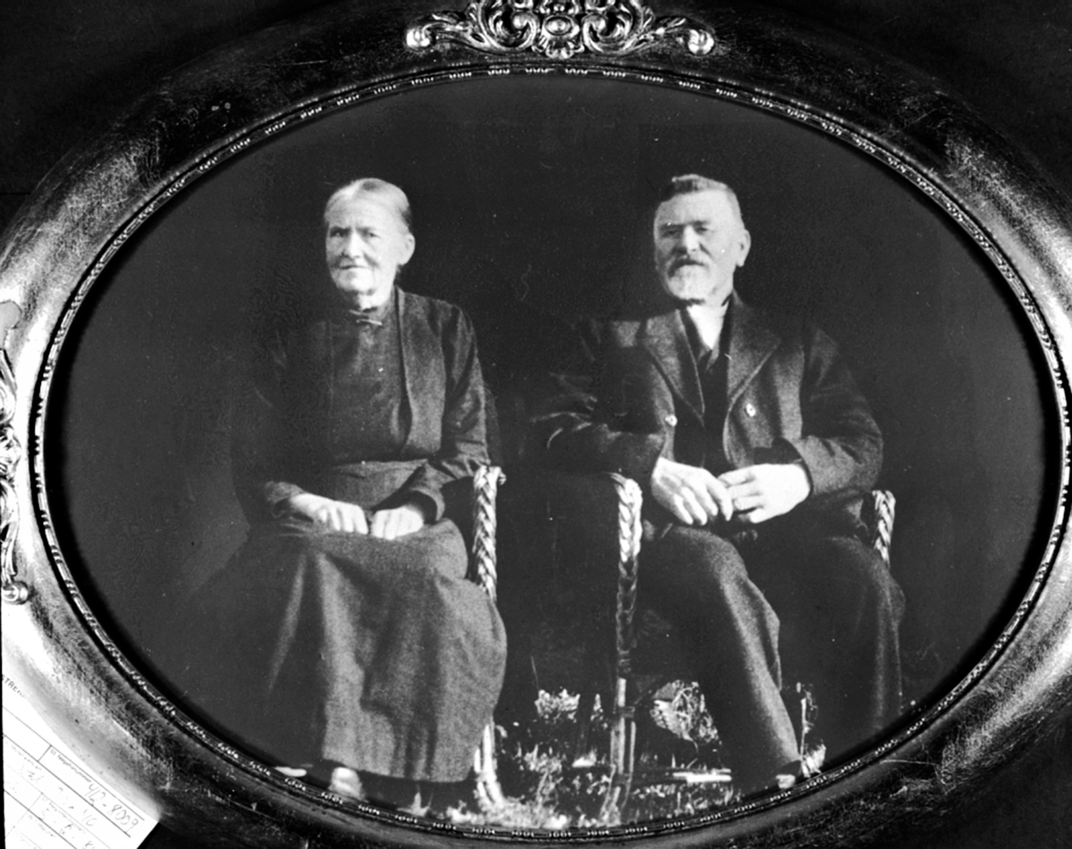Anno Domkirkeodden, Eline Johansen 1864-1927, Kristian Johansen 1861-1930, bodde på husmannsplassen Jevanordbakken som ble flyttet til Hedemarksmuseet i 1959. Furnes, Ringsaker.