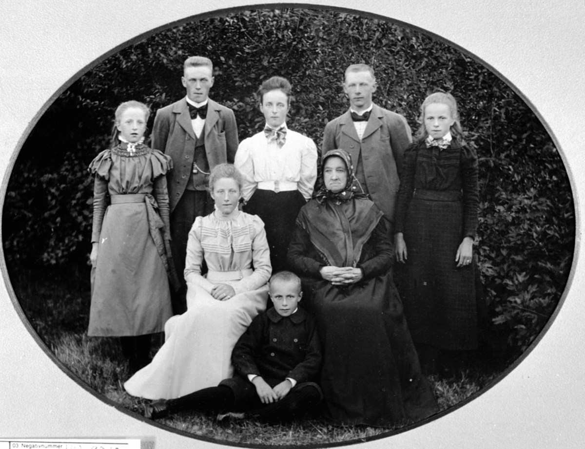 Anno Domkirkeodden, Familien Narud, Øverkværn gard, Brumunddal, konfirmasjon. Bak fra venstre Ingeborg Narud (1886 - 1970), Johannes Narud (1880 - 1965), Berte Narud gift Dobloug (1879 - 1964), Einar Narud (1878 - 1936), Klara Narud gift Dobloug (1887 - 1970). Sittende foran er konfirman Juliane Narud gift Høsbjør (18…