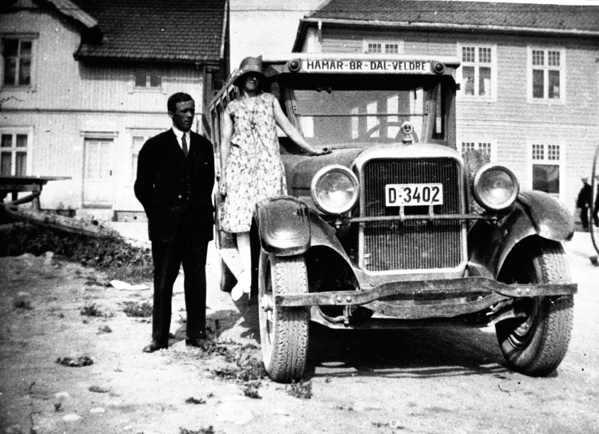 Anno Domkirkeodden, Studebaker D-3402, Hamar-Brumunddal-Veldre. Brumunddal Bilsentral, brødrene Sandbakken, Furnesvegen. Olga Vangen og Even Hatterud ved bussen.