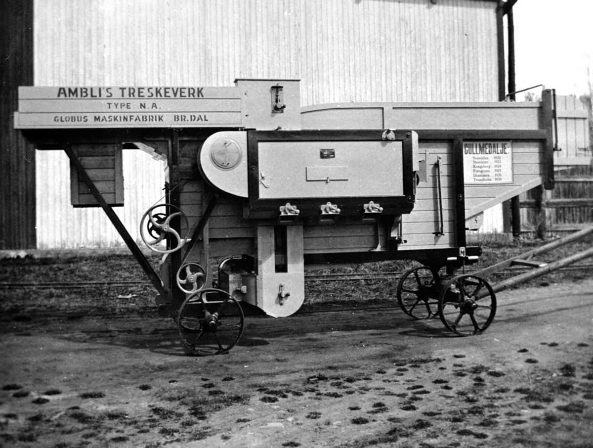 Anno Domkirkeodden, Amblis Treskeverk med hjul. Produsert ved Globus Maskinfabrikk, Brumunddal.