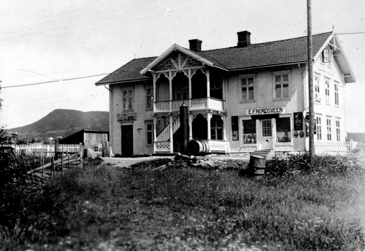 Anno Domkirkeodden, Eksteriør, Broberg, Furnesvegen, Brumunddal. Forretningen Lundberg til venstre, E.F. Nordsveen kolonial, Frelsesarmeen i andre etasje.