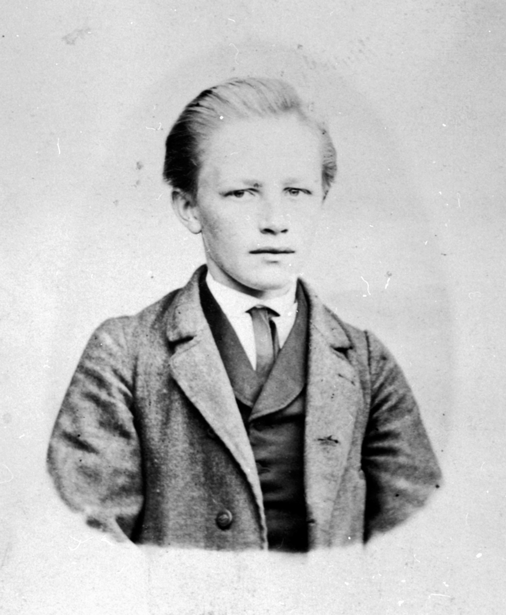 Anno Domkirkeodden, Portrett av konfirmant Mathias Narud (1852 - 1924), gardbruker på Øverkvern, Brumunddal fra 1876.