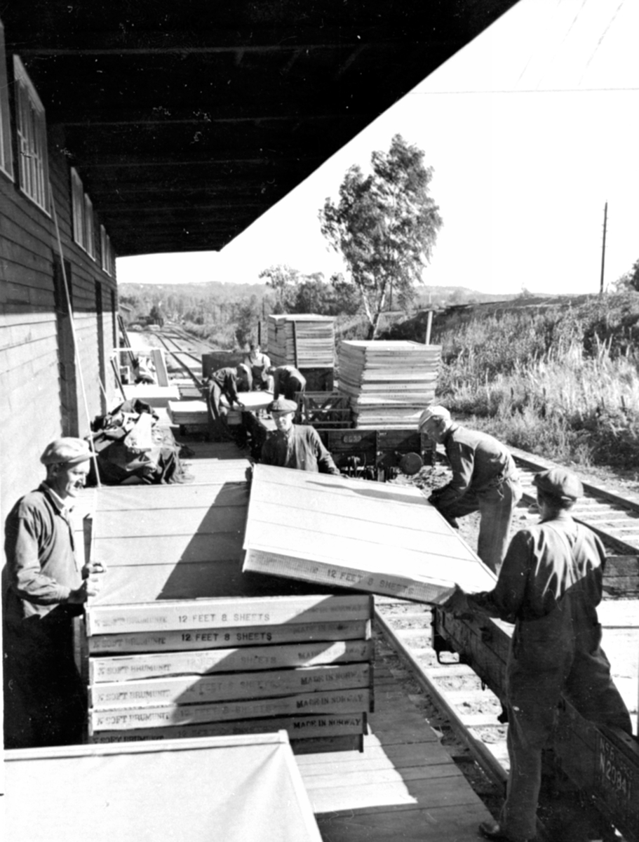 Anno Domkirkeodden, Lasting av embalerte plater for export ved Berger Langmoen A/S, Brumunddal.