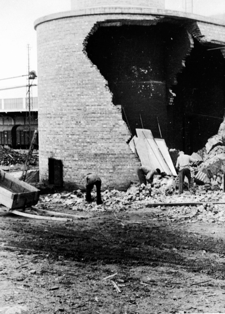 Anno Domkirkeodden, Opprydding etter røykgasseksplosjon i fabrikkpipe ved Berger Langmoen A/S, Brumunddal.