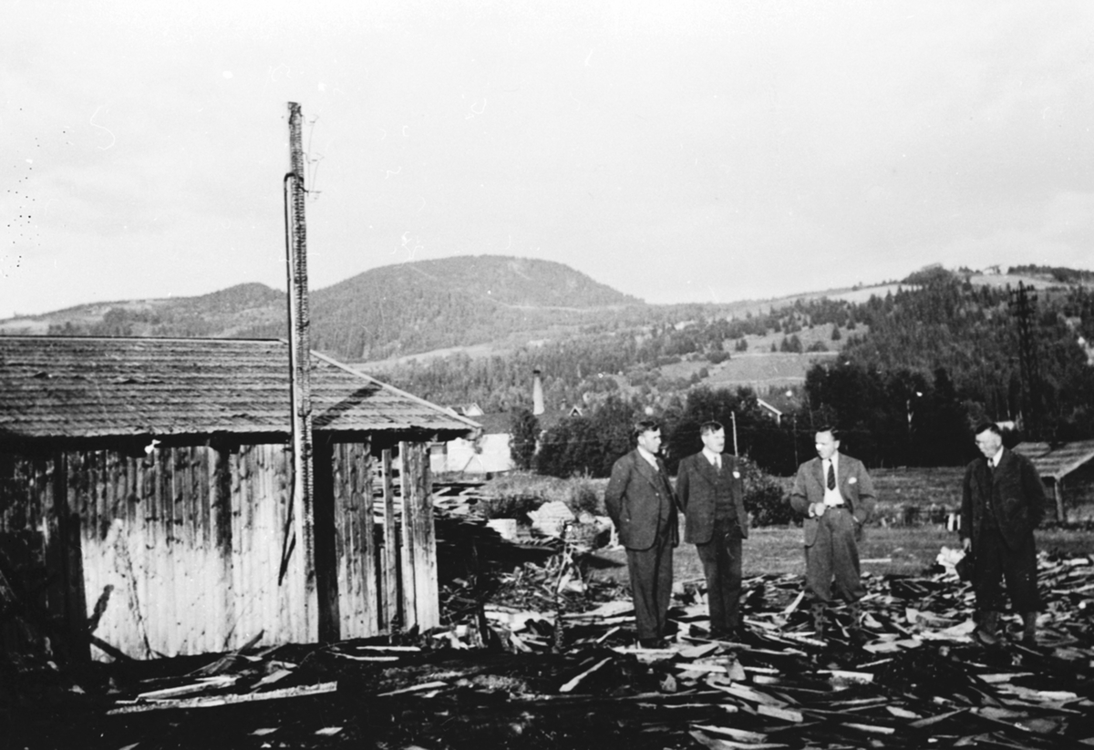 Anno Domkirkeodden, Branntomt, det gamle sagbruket på Holentomta nedbrent, Berger Langmoen A/S, Brumunddal. 4 menn, fra venstre er Mæhlum, Berger Langmoen, Jarmann, Svendsen.