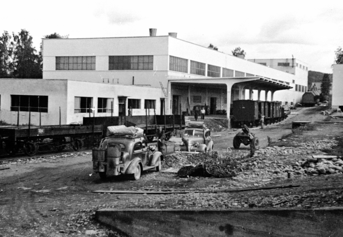 Anno Domkirkeodden, Eksteriør, fabrikk, wallboradfabrikken, Berger Langmoen A/S, Brumunddal. To biler med knottfyring.