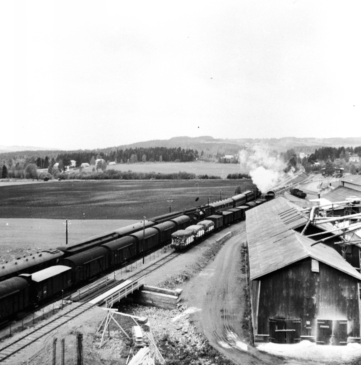 Anno Domkirkeodden, 2 tog krysser ved Brumunddal jernbanestasjon, til høyre er fabrikkområdet til Berger Langmoen A/S.