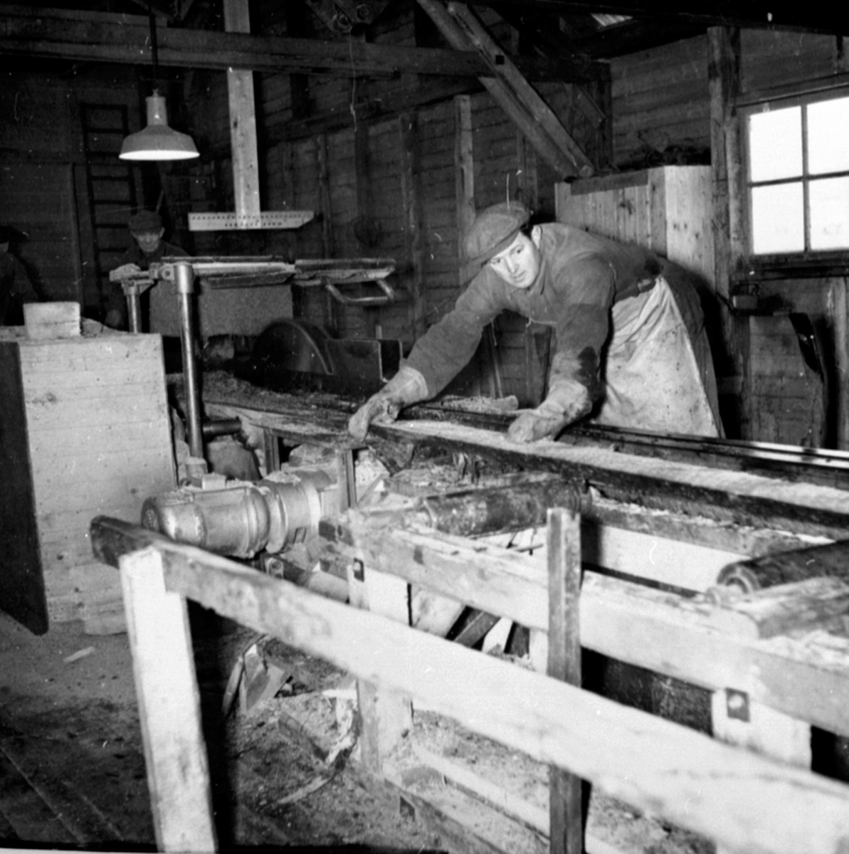 Anno Domkirkeodden, Honskjæring, bak er sagmester Karl Strand, foran er Hans Allergodt, Berger Langmoen A/S, Brumunddal.