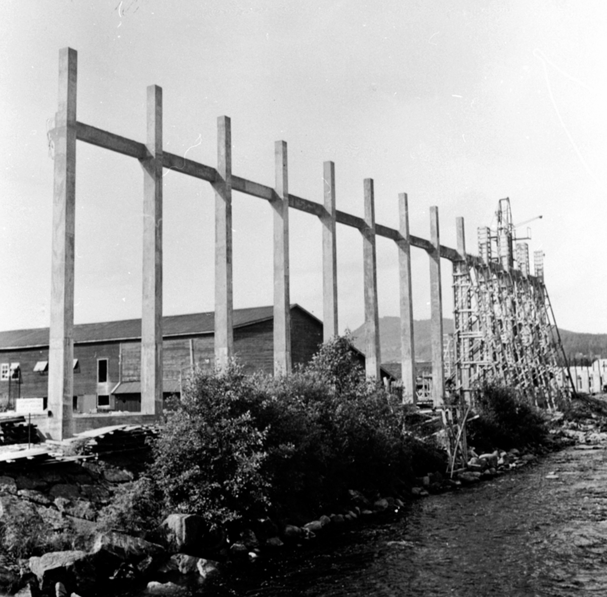 Anno Domkirkeodden, Anleggsarbeid, bygging av materiallager langs Brumunda, forskaling, stillaser, Berger Langmoen A/S, Brumunddal.