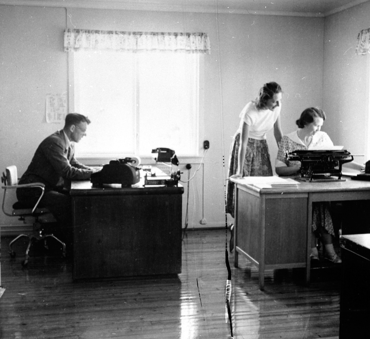 Anno Domkirkeodden, Iinteriør, lønningskontoret, 3 personer, skrivemaskin, regnemaskin, Berger Langmoen A/S, Brumunddal.