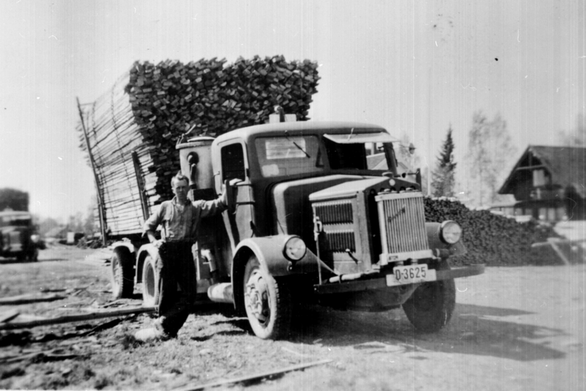 Anno Domkirkeodden, Plankelass på lastebil, D-3625, Tsjekkisk tatra med gassgenerator, sjåfør er Kristian Kristiansen, Berger Langmoen A/S, Brumunddal.