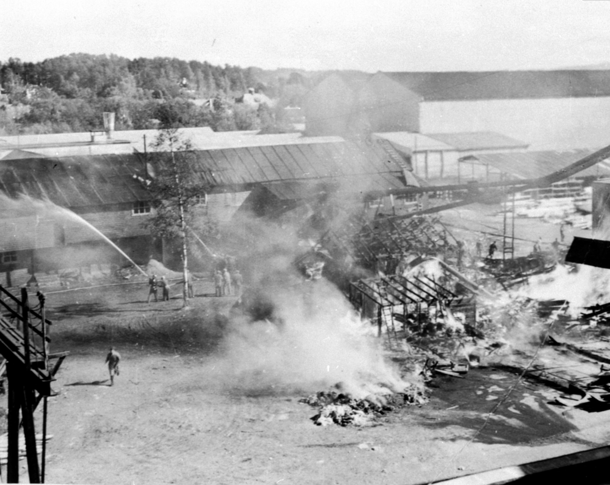 Anno Domkirkeodden, Slokningsarbeid, storbrann, Berger Langmoen A/S, Brumunddal, frivillige hjelper til. "Den 24. mai 1961 brøt det ut brann på Berger Langmoen a/s. . En stor del av bygningene ved brua ble truet og det ble hengt våte presenninger på flere hus for å beskytte mot gnistregnet og brannvesnet klarte å redd…