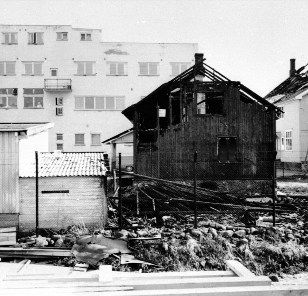Anno Domkirkeodden, Branntomt, etter storbrannen, hus nedenfor Grand hotell er totalskadd, Brumunddal.