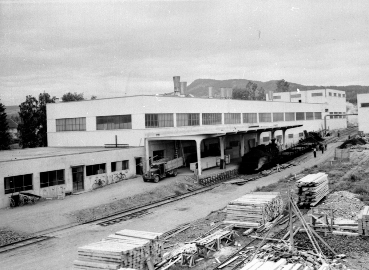 Anno Domkirkeodden, Oversikt Berger Langmoen A/S, fabrikkområdet, jernbanespor til lasterampa foran wallboardfabrikken, Brumunddal.AL