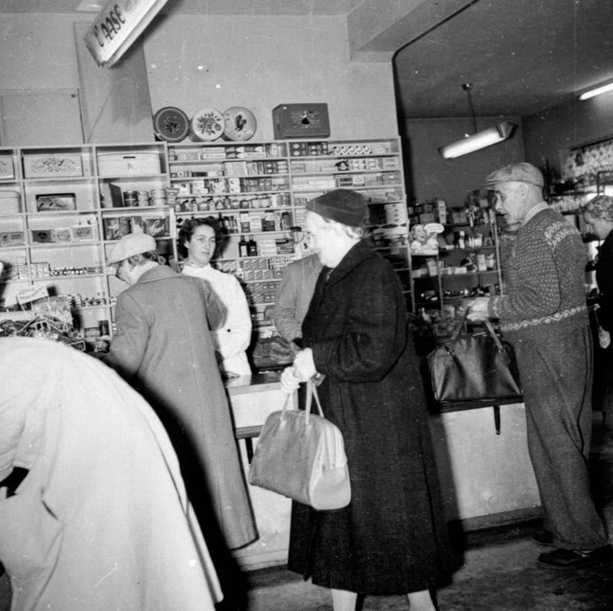 Anno Domkirkeodden, Interiør, Veldresiden A/L, kolonialforretning, betjening, folk handler ved disk, Berger Langmoensvei, Brumunddal.
