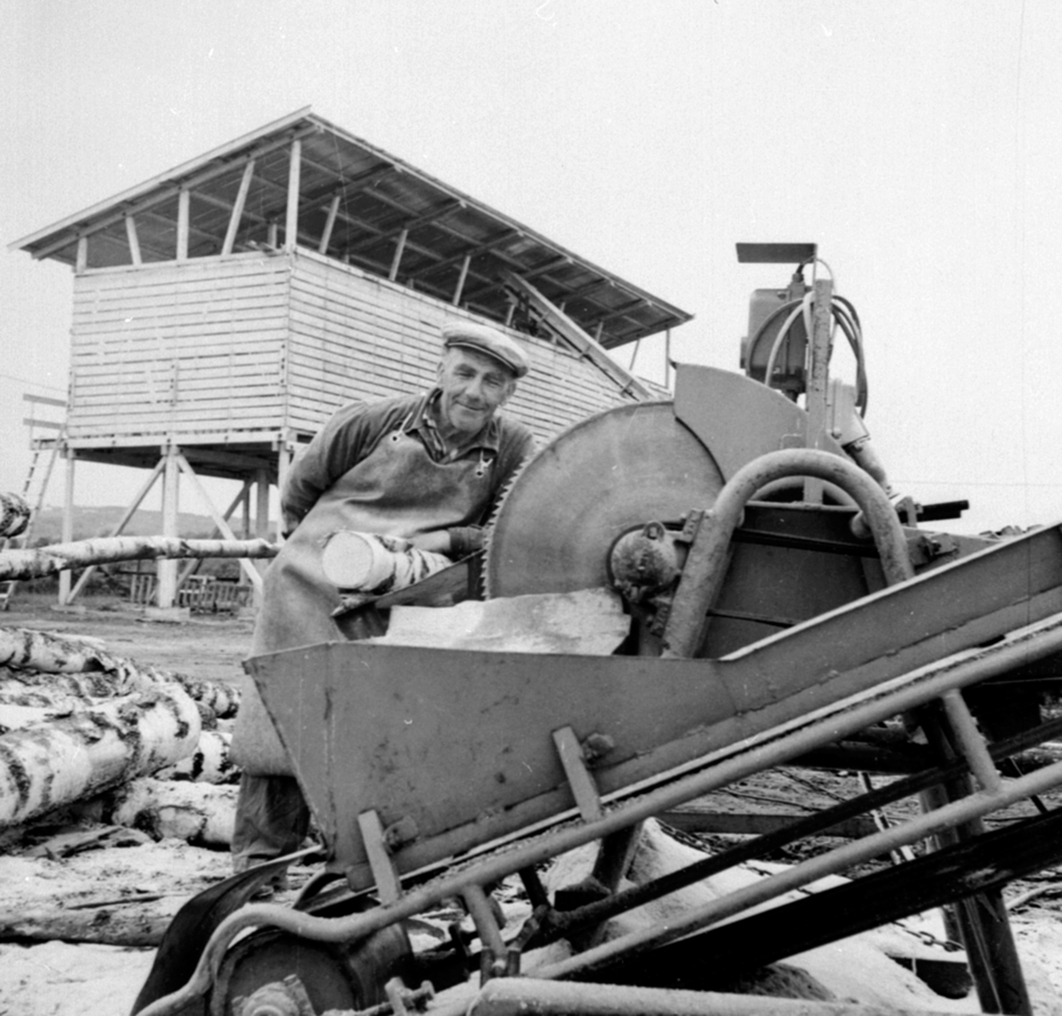 Anno Domkirkeodden, Strandsaga, mann ved kappsag sager bjørkved, Berger Langmoen A/S, Brumunddal.