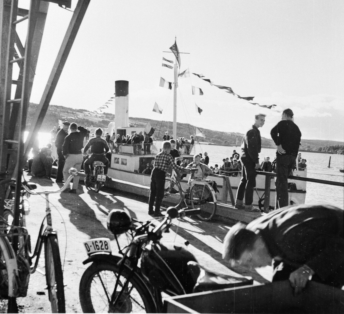 Anno Domkirkeodden, D. S. Skibladner ved brygge, Strandsaga, Brumunddal. Ansatte ved Berger Langmoen A/S på tur.