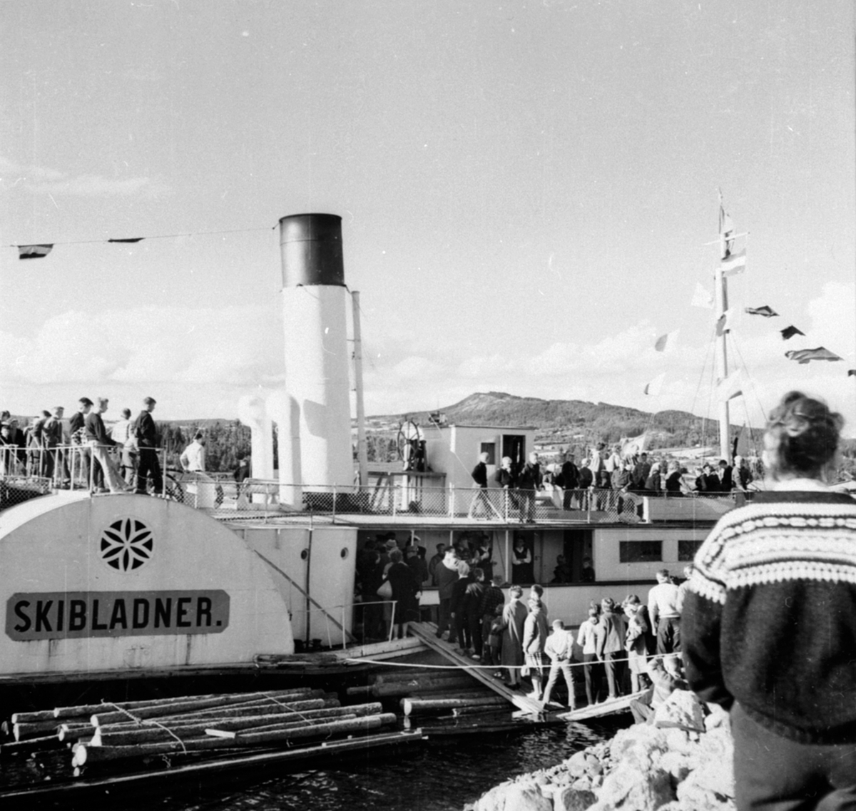 Anno Domkirkeodden, D. S. Skibladner ved brygge, Strandsaga, Brumunddal. Ansatte ved Berger Langmoen A/S på tur.